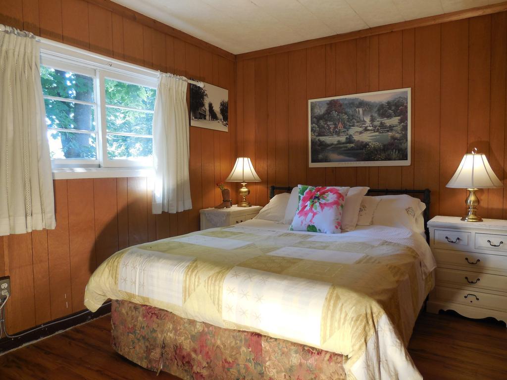 Tel-A-Friend Motel Вeрнoн Екстериор снимка