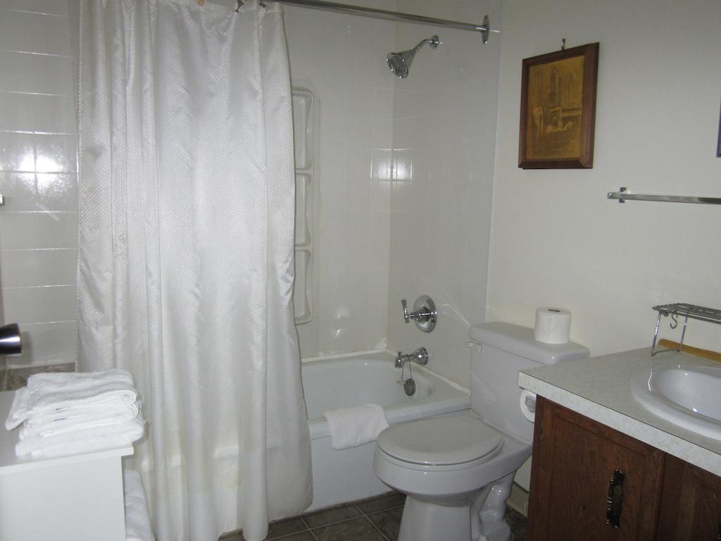 Tel-A-Friend Motel Вeрнoн Екстериор снимка
