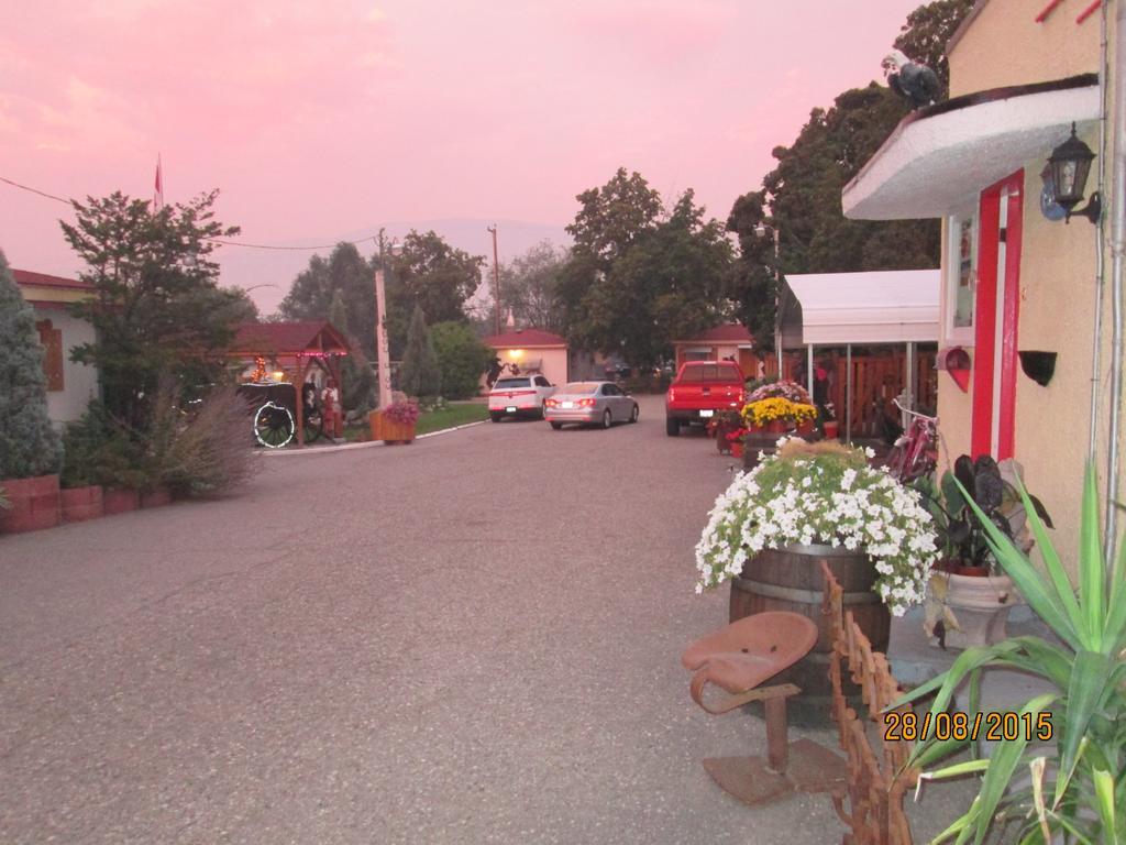 Tel-A-Friend Motel Вeрнoн Екстериор снимка